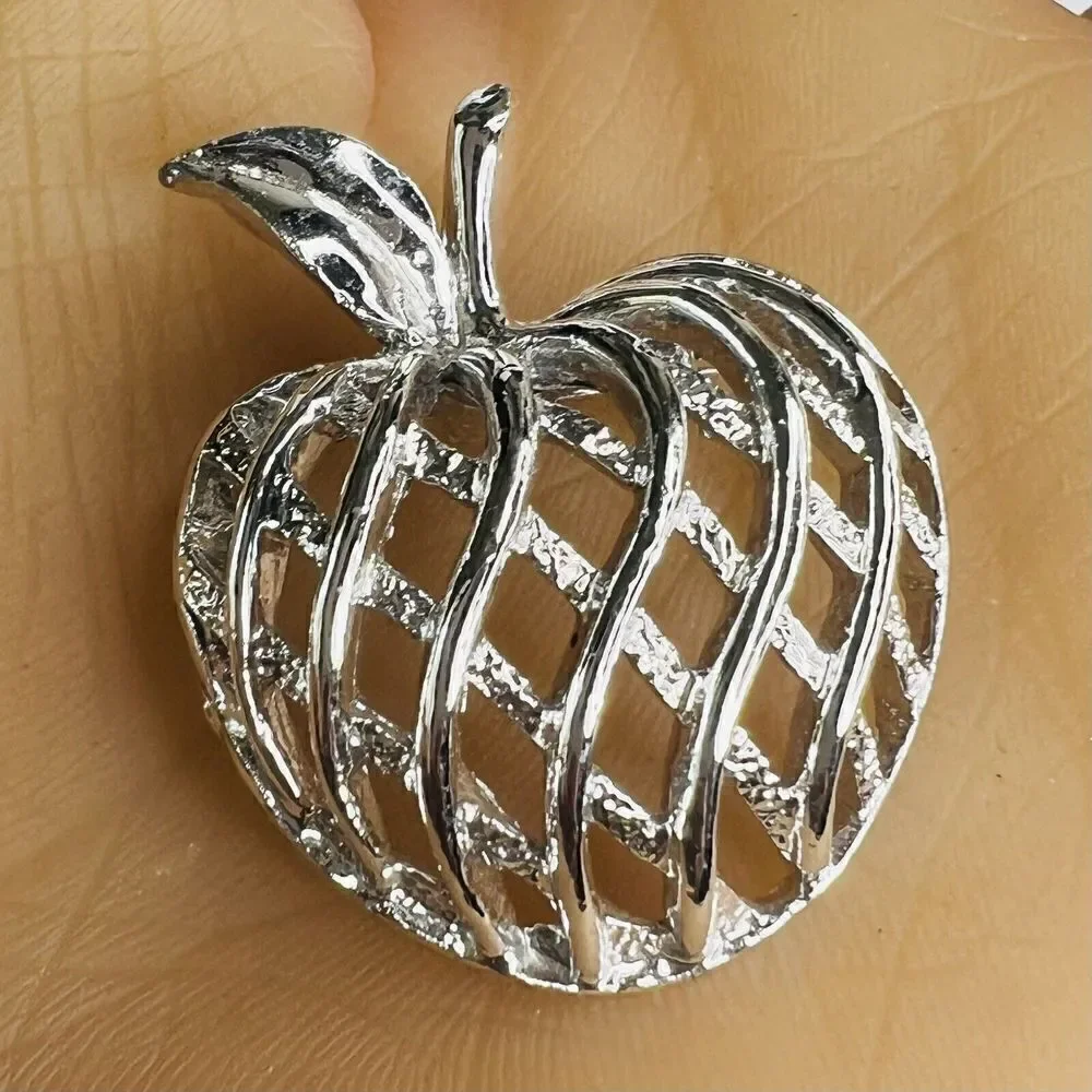 Gerry’s Vintage Silver Tone Open Basket Weave Apple Pin Brooch Pendant 4210